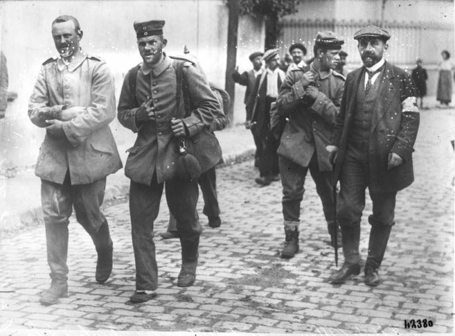 German prisoners of war captured by the British at La Ferté-sous-Jouarre. Press photograph sourced from http://gallica.bnf.fr/ark:/12148/btv1b6931809g with thanks